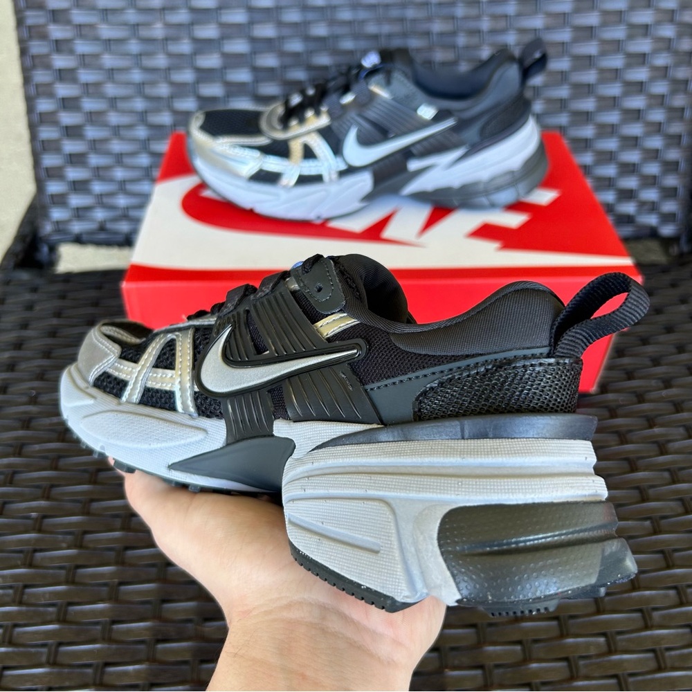 NIKE V2K RUN BLACK METALLIC SILVER Size 5.5 W - Picture 4 of 5